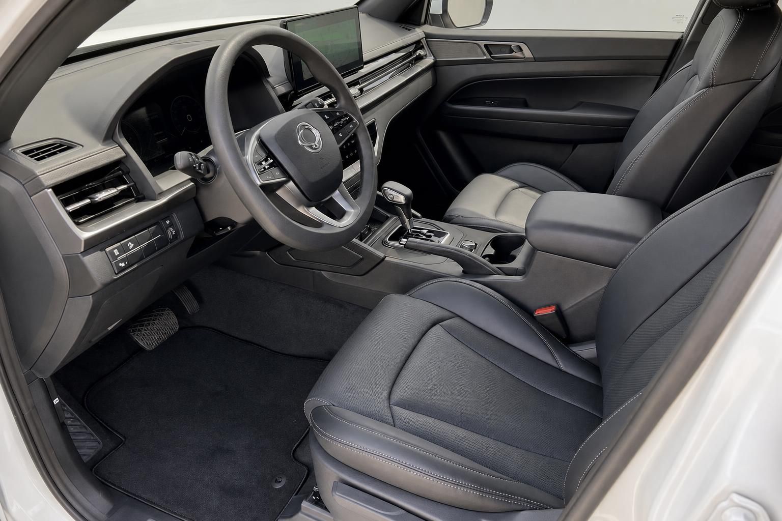 Innenraum SsangYong SUV mit schwarzen Lederstitzen und Automatikgetriebe
