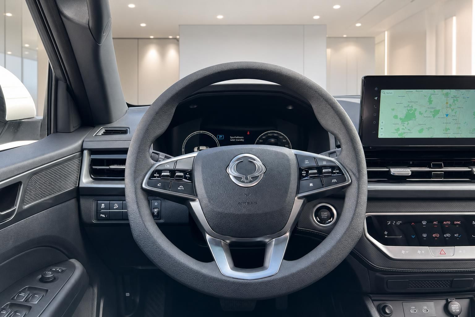 Lenkrad und Cockpit mit Navigationsdisplay im Fahrzeuginnenraum