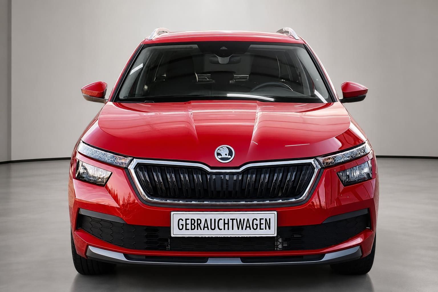 Roter Skoda Kamiq Frontansicht mit Kuehlergrill im Studio