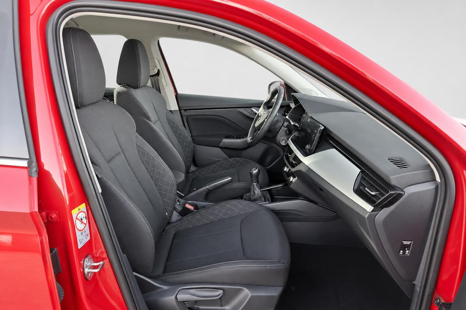 Innenraum Skoda mit schwarzen Vordersitzen und Cockpit