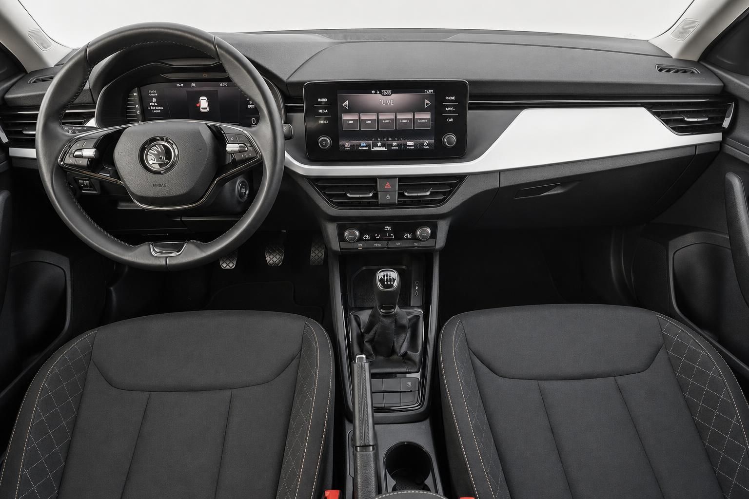 Cockpit mit Lenkrad Schaltung und Sitzen im Skoda Innenraum