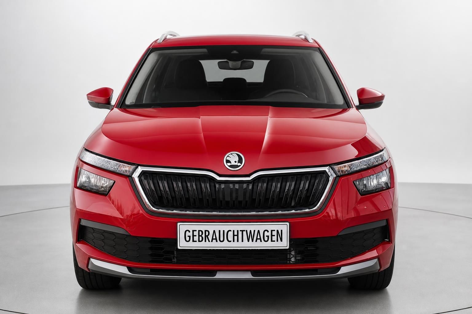 Roter Skoda Kamiq Gebrauchtwagen, Frontalansicht im Studio