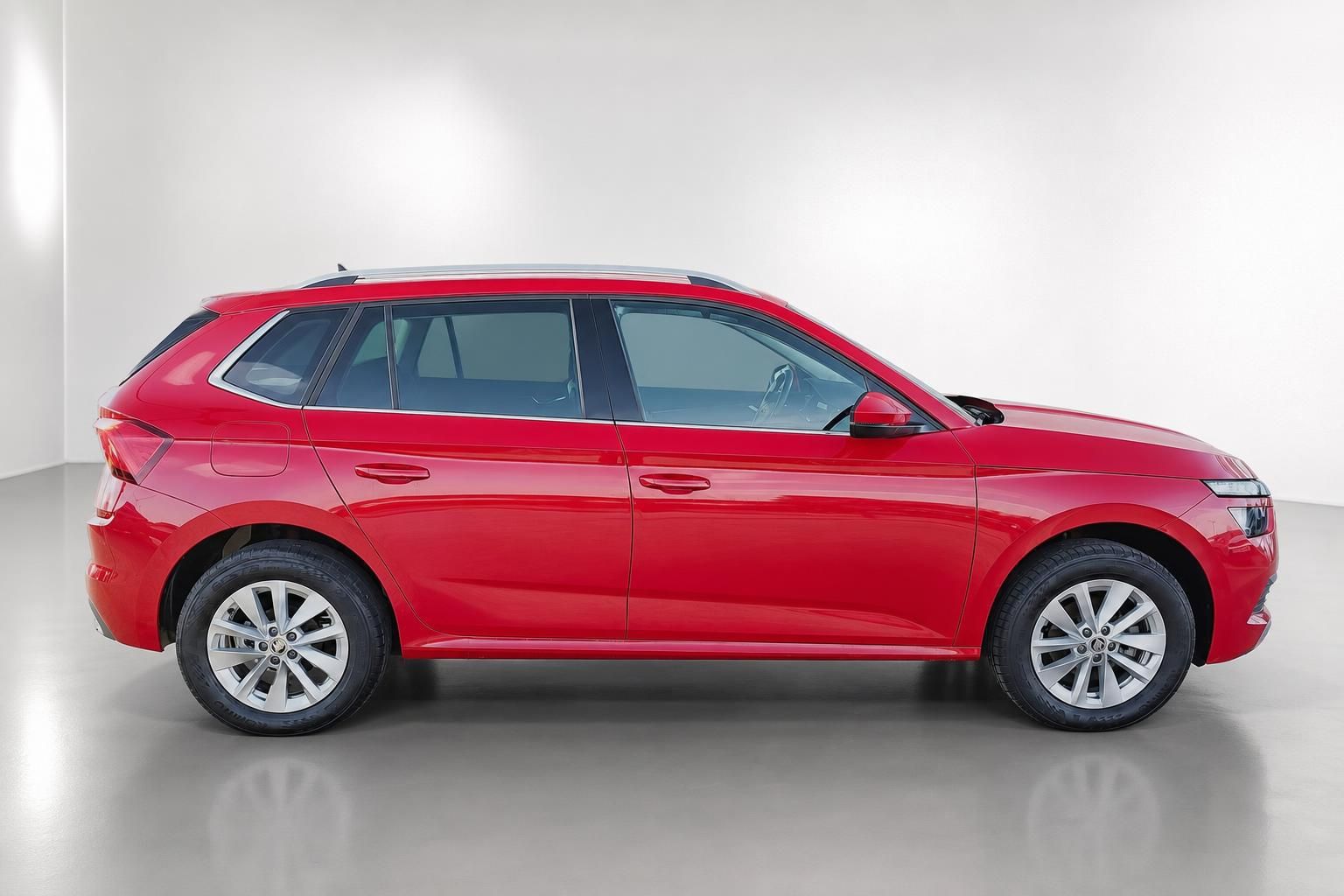 Skoda Kamiq rot Seitenansicht Gebrauchtwagen Studioaufnahme