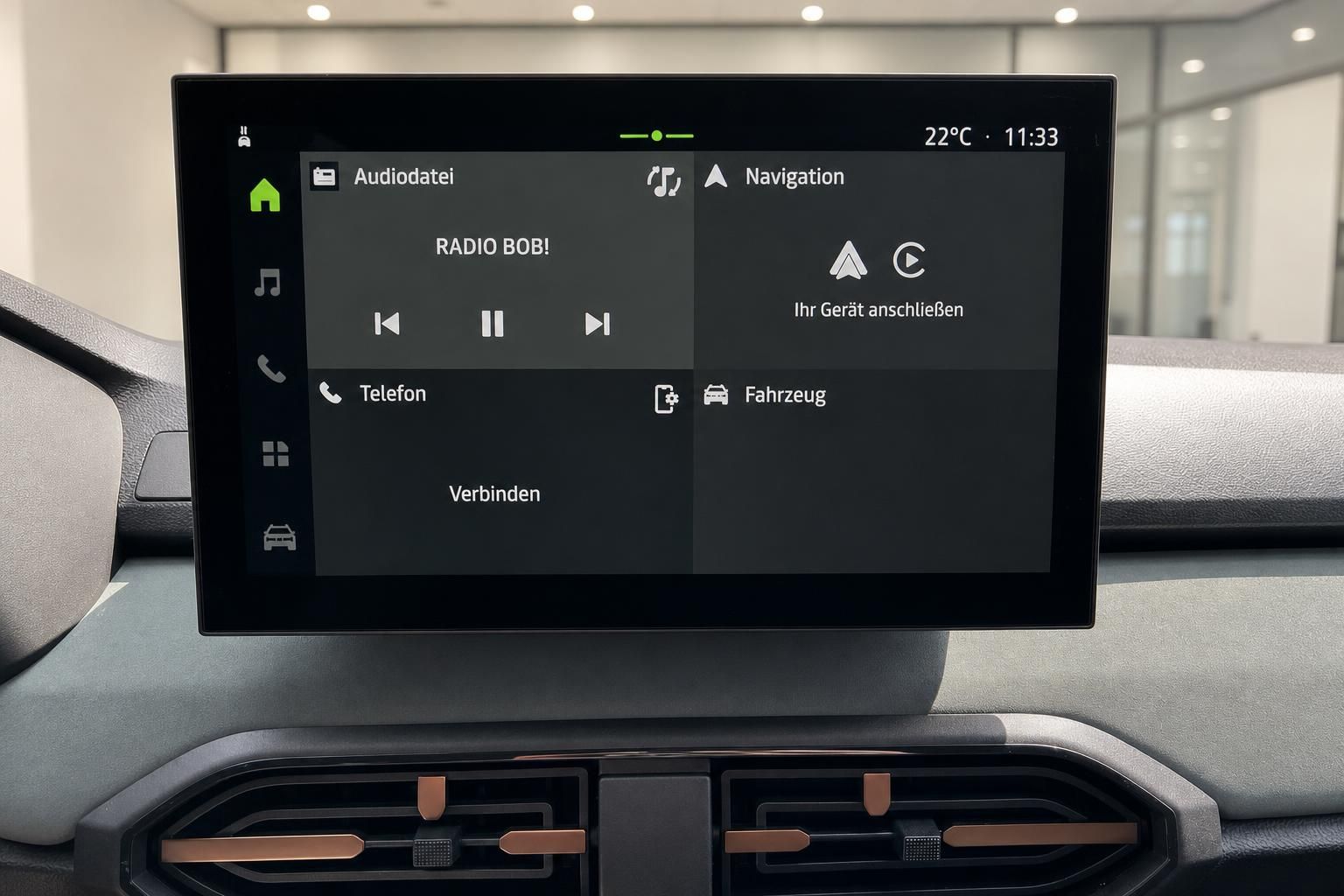Infotainment-Touchscreen mit Navigationssystem und Mediensteuerung