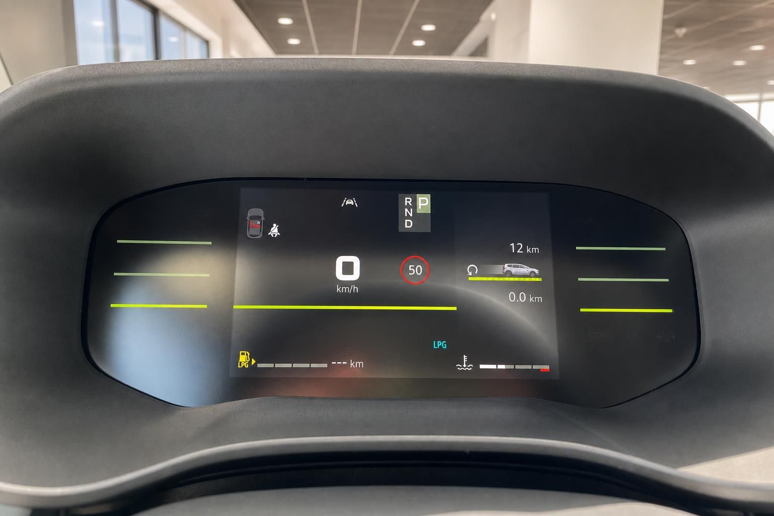 Digitaler Tacho und Fahrerassistenzsystem Display im Fahrzeug-Cockpit