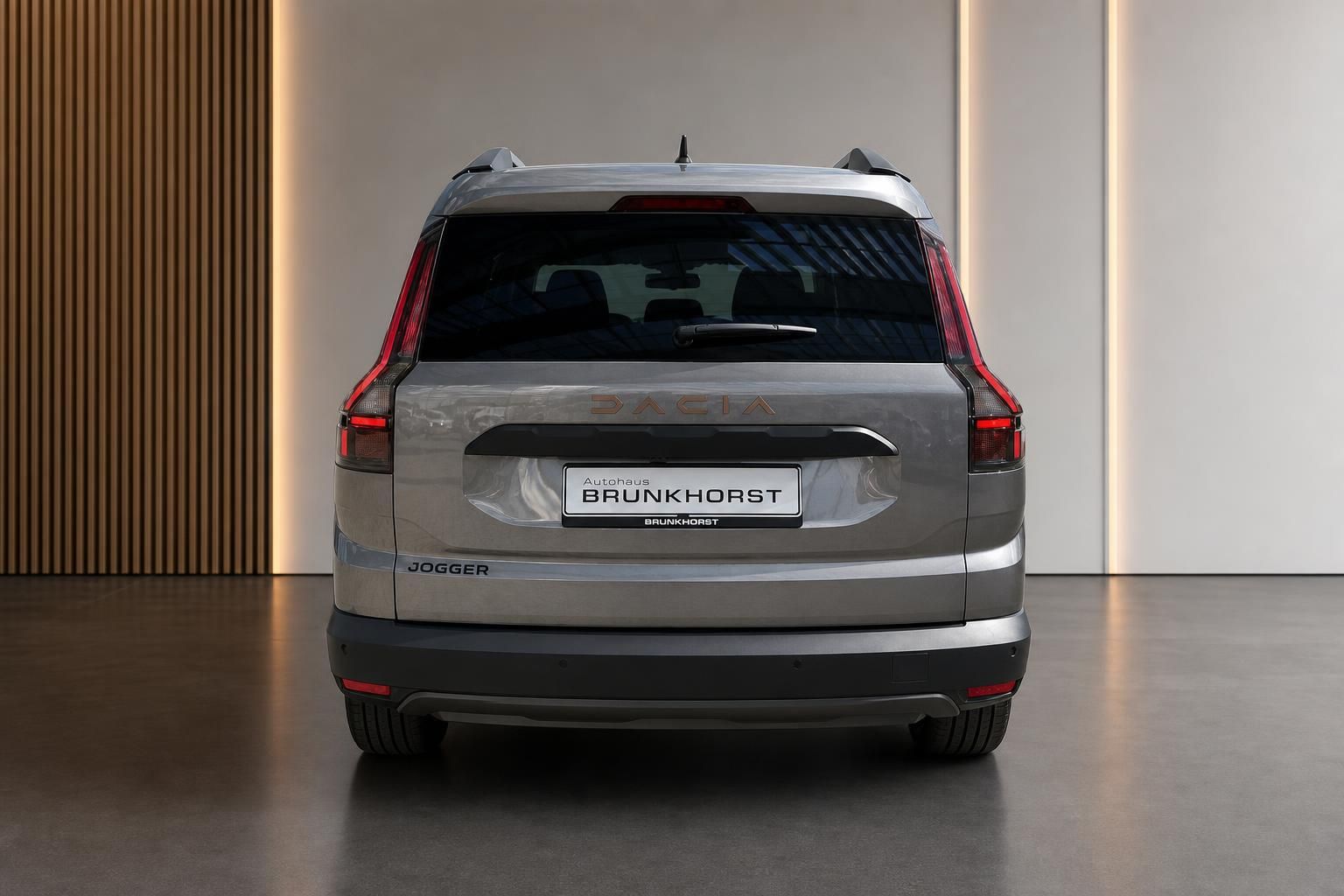 Dacia Jogger Heckansicht in grau im Autohaus Brunkhorst Showroom