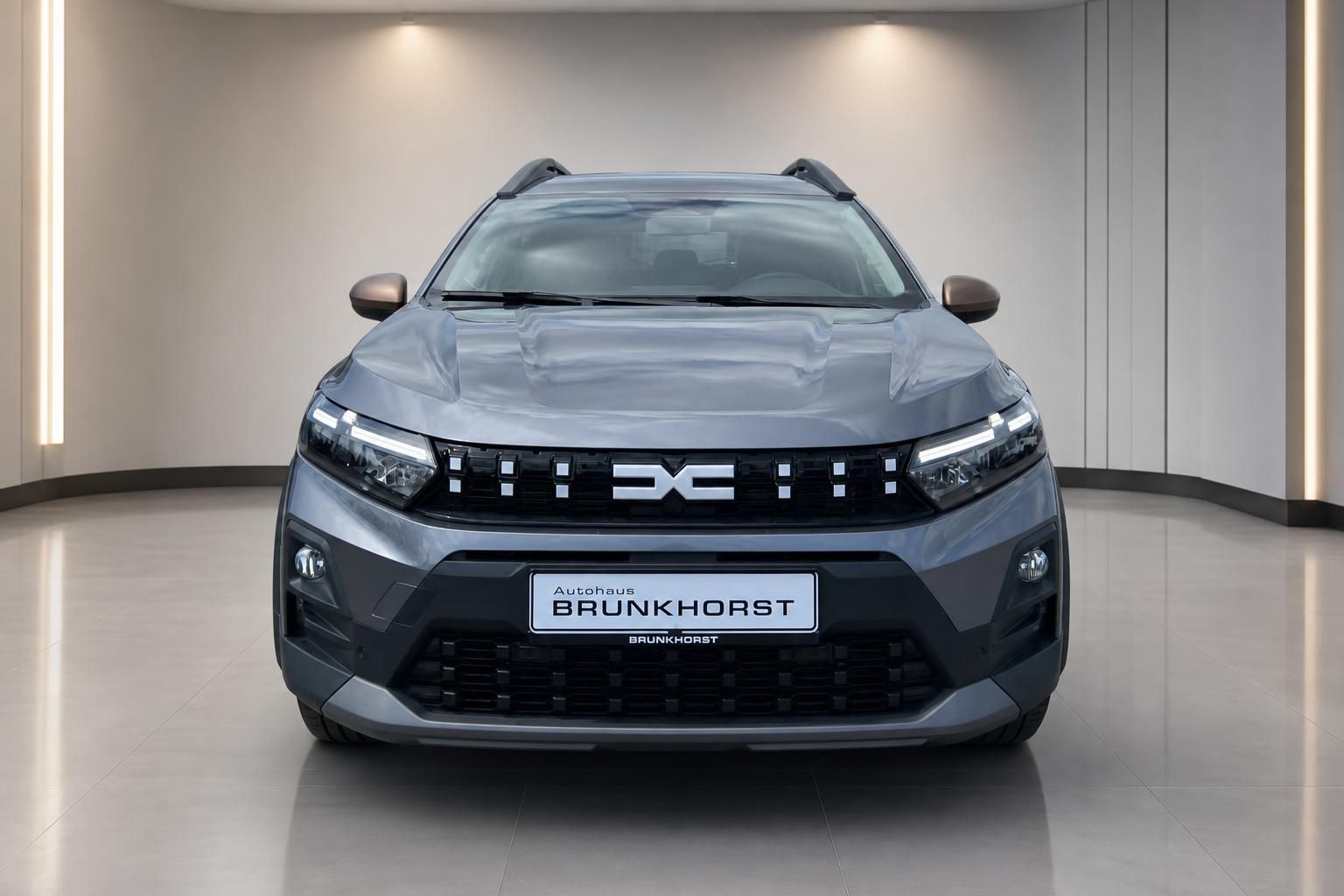 SUV Frontansicht grau mit markanter Kuehlergrill und LED-Scheinwerfern