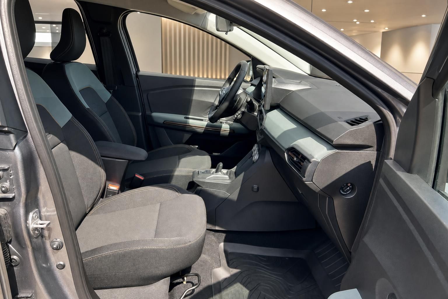 Fahrzeuginnenraum Beifahrerseite mit grauen Sitzen und offener Tuer