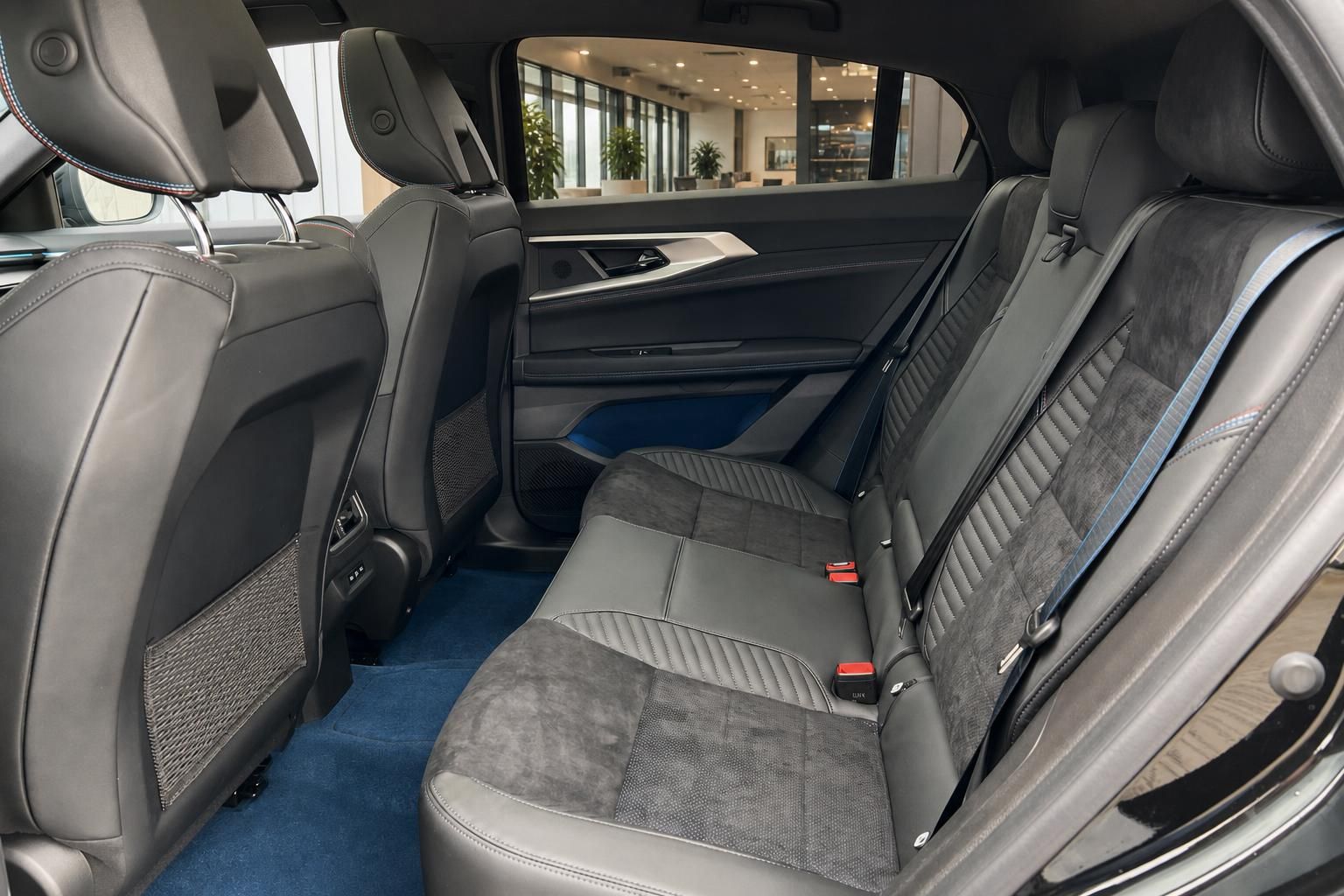 Fahrzeug Rücksitzbank mit schwarzem Leder-Alcantara-Bezug, blauem Teppich und Sicherheitsgurten