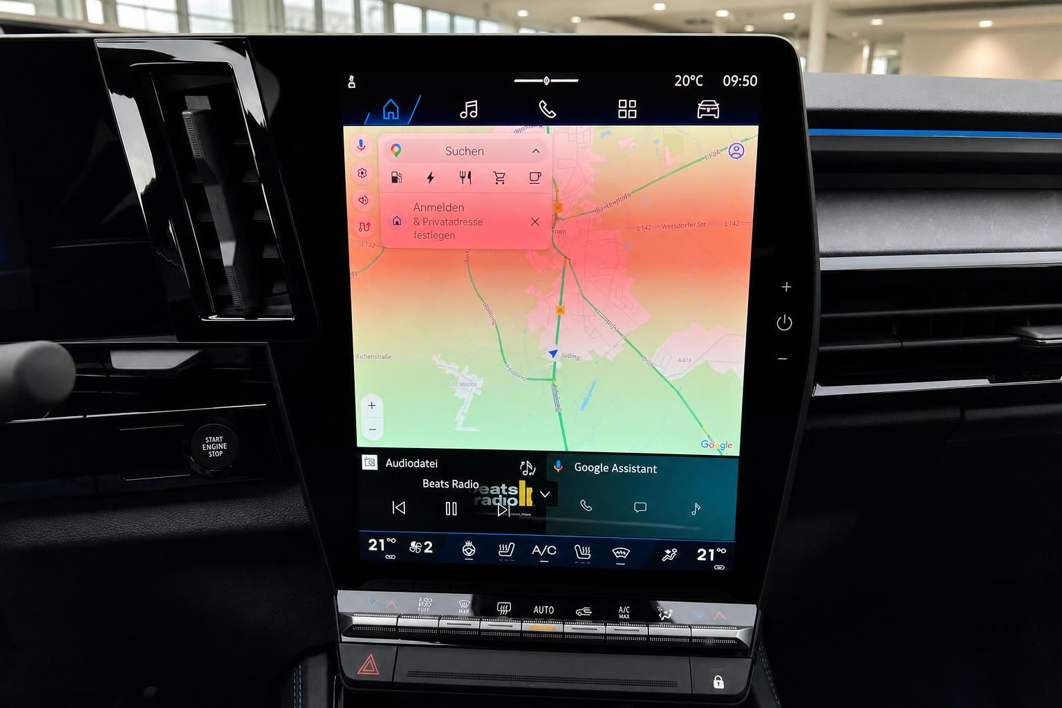 Renault Touchscreen-Infotainmentsystem mit Google Maps Navigation und Klimabedienfeld im Innenraum