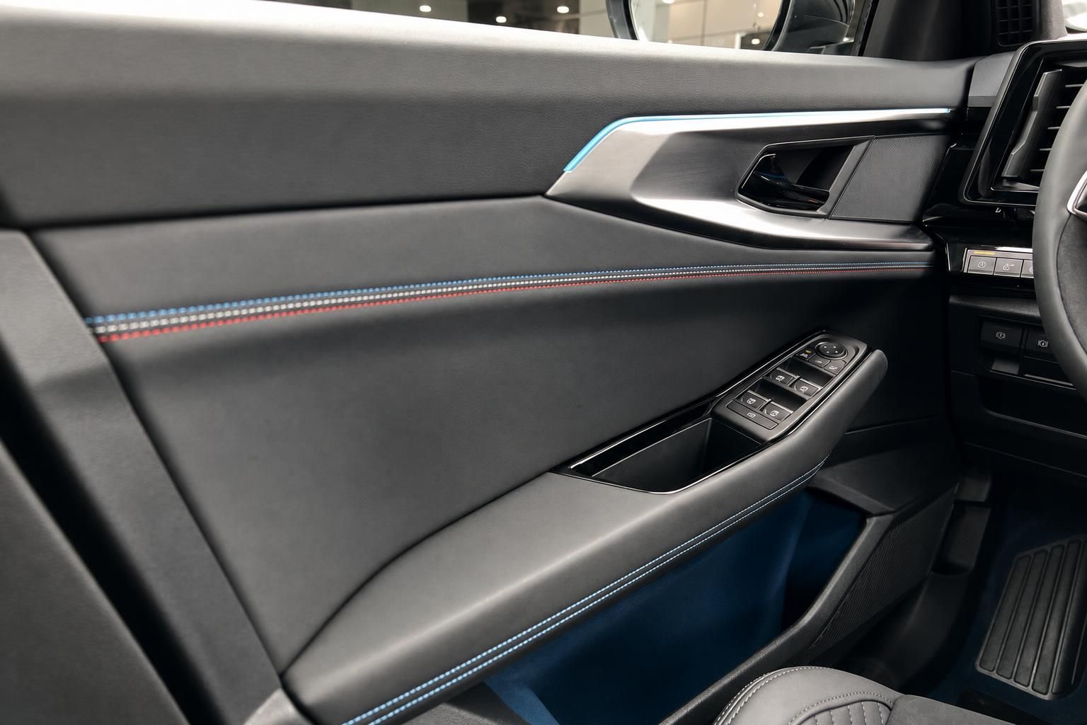 BMW M Fahrzeugtür Innenverkleidung mit M-Tricolor-Naht, Ambientelicht, Fensterheber und Türgriff