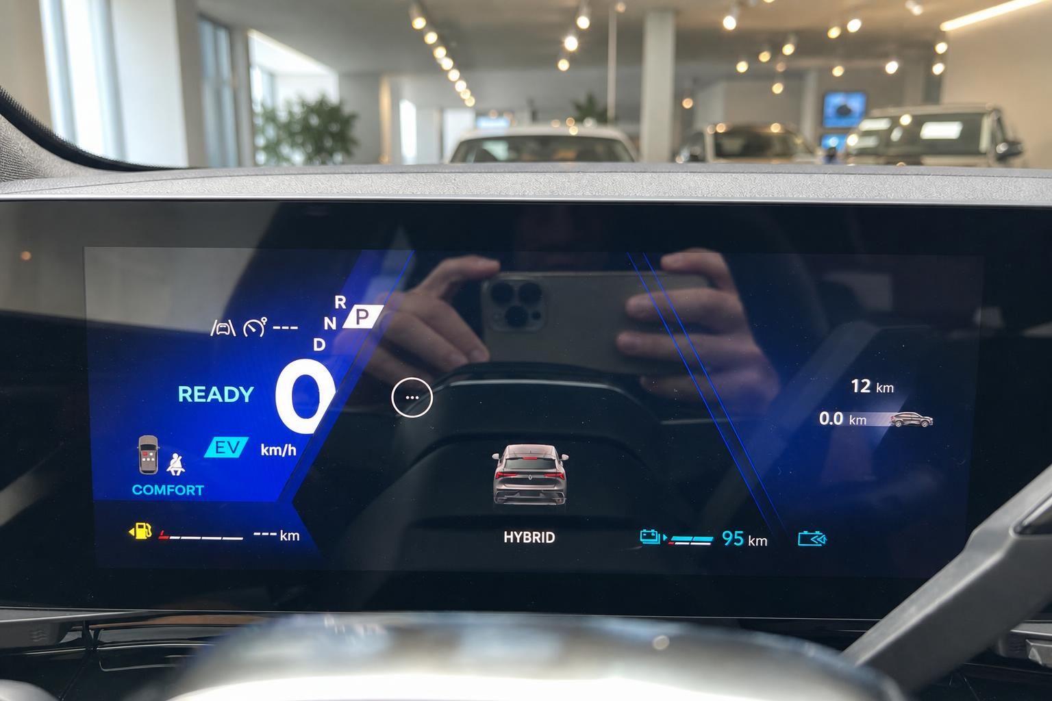Hybrid-Fahrzeug Digitaldisplay mit EV-Modus, Reichweite 95 km und READY-Anzeige im Innenraum