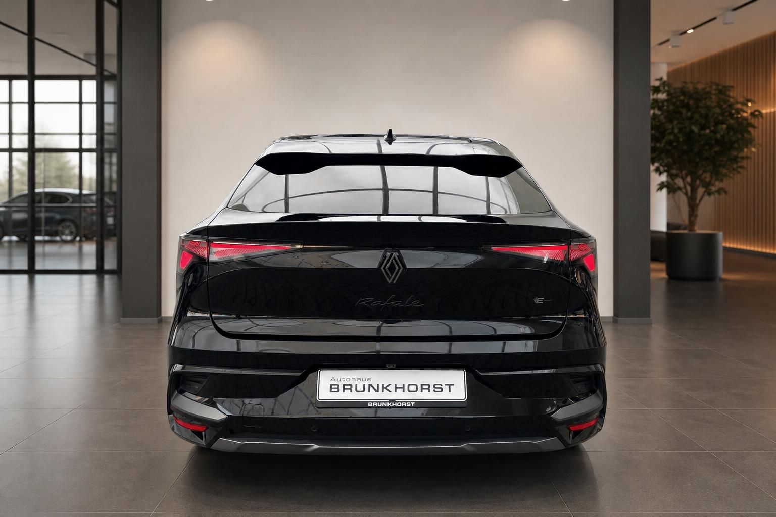 Renault Rafale schwarz – Heckansicht im Autohaus mit LED-Rückleuchten und Modellschriftzug
