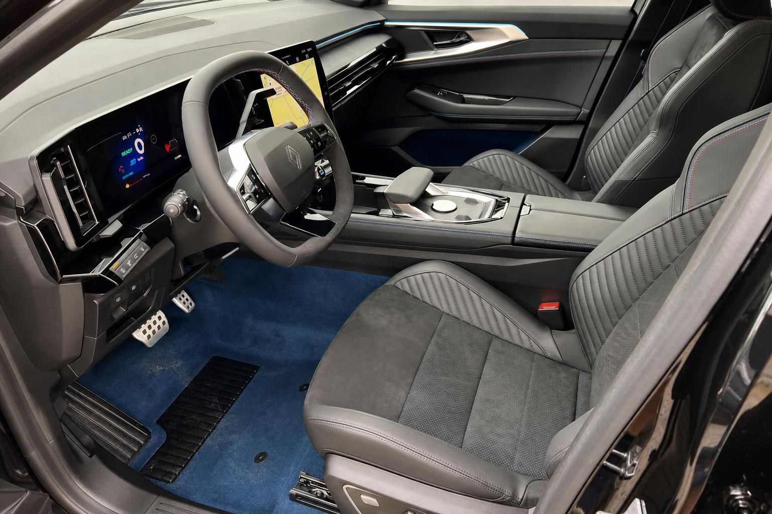 Renault Rafale Innenraum – Fahrersitz, Lenkrad und Cockpit mit blauem Fußmatten-Detail