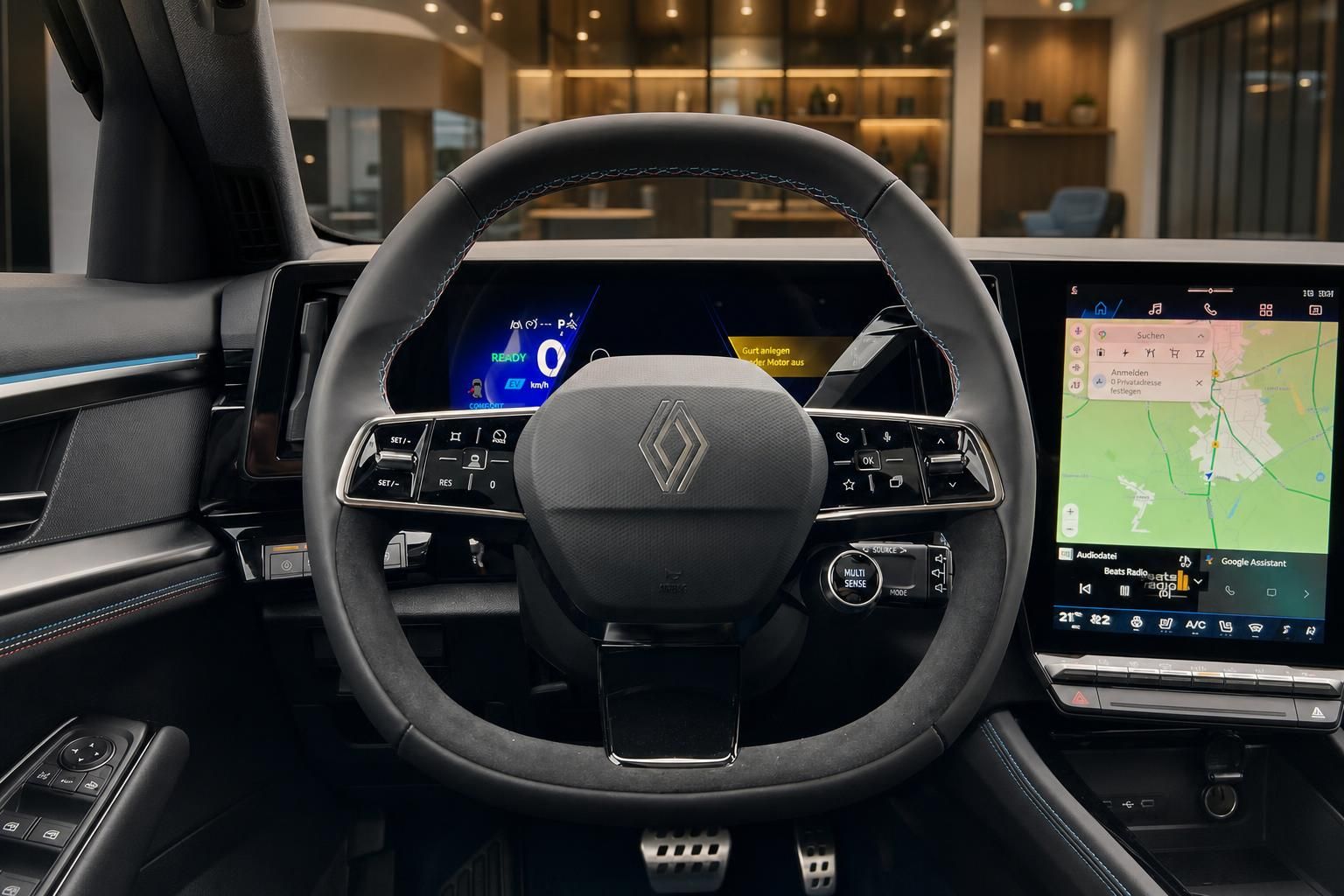 Renault Innenraum Cockpit mit Lenkrad, digitalem Kombiinstrument und Infotainment-Display mit Navigation