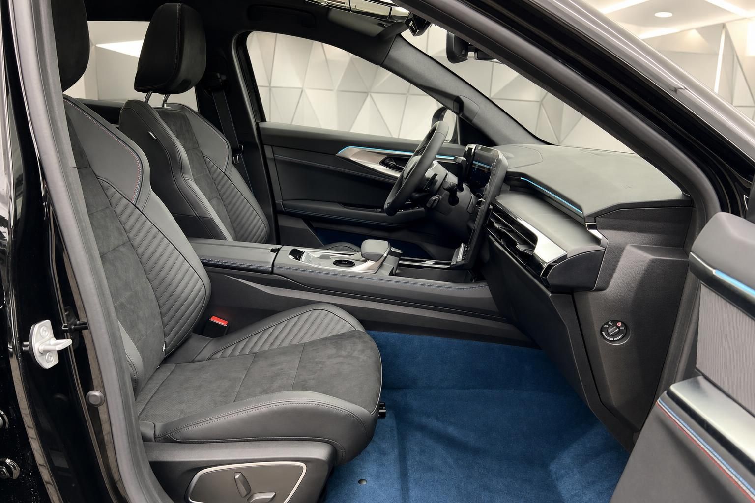 BMW Innenraum Vordersitze mit Alcantara-Leder, blauem Teppich, Mittelkonsole und Cockpit