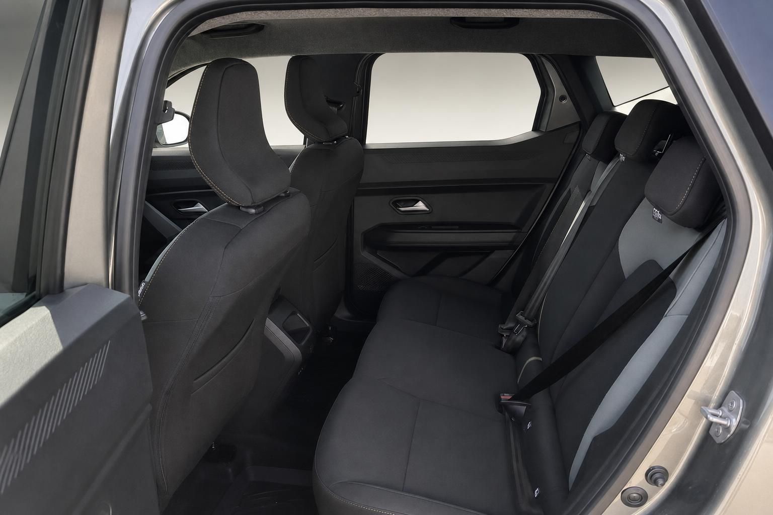 Dacia Duster Rueckbank mit Kopfstuetzen und Sicherheitsgurten im Innenraum
