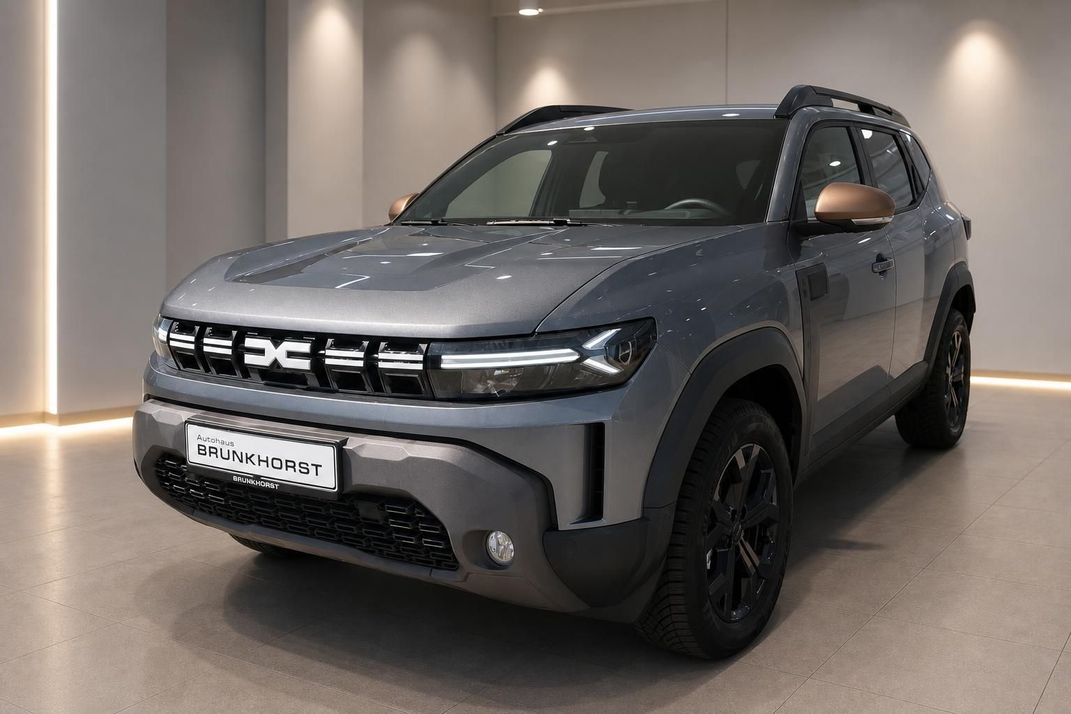 Dacia Duster SUV Seitenansicht vorne in Grau im Showroom