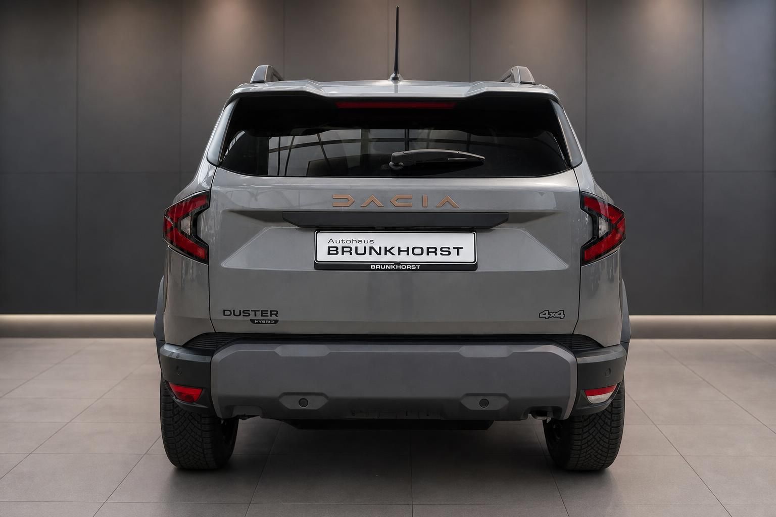 Dacia Duster Hybrid 4x4 Heckansicht in Grau im Autohaus