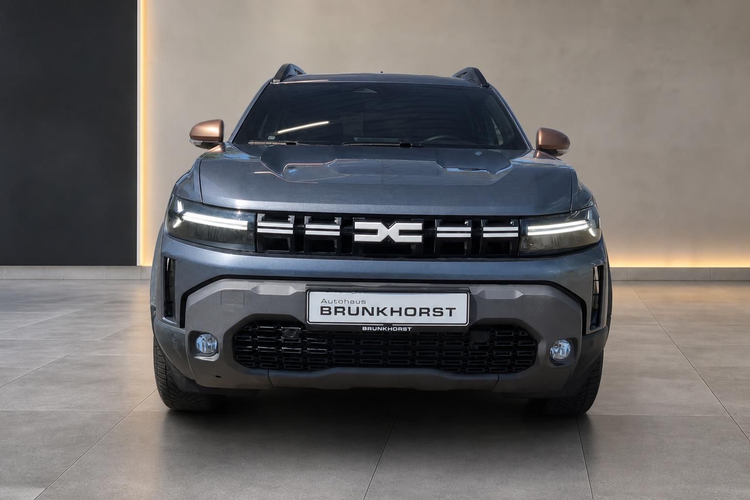 Dacia Duster Frontansicht mit LED-Scheinwerfern in Grau