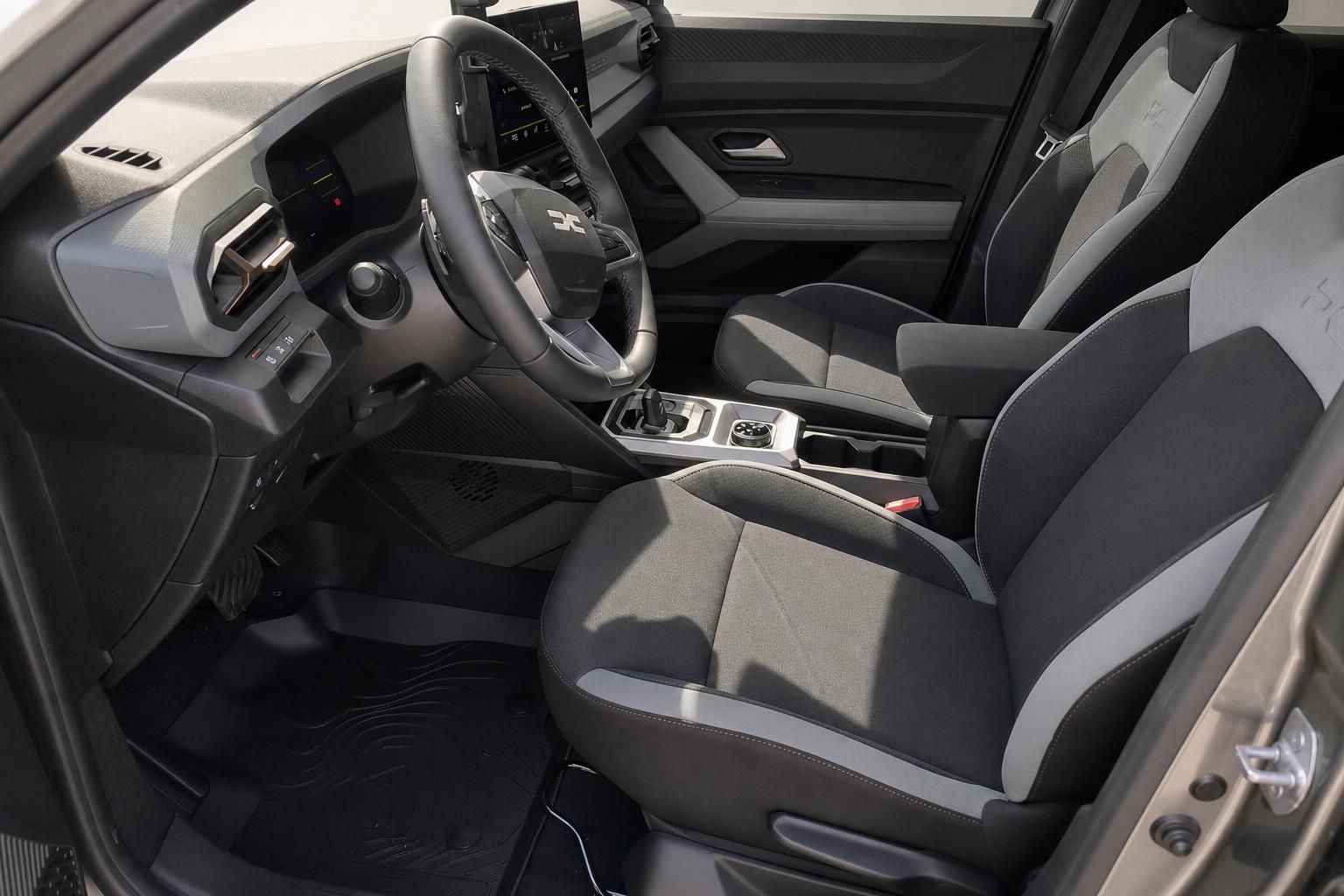 Dacia Duster Innenraum mit Vordersitzen und Cockpit
