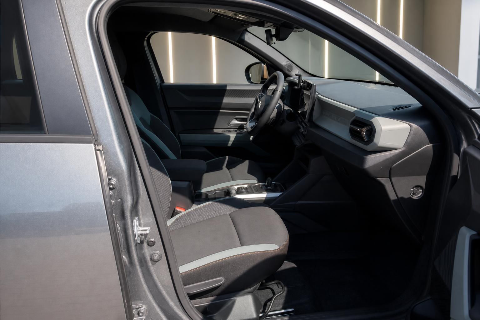 Dacia Duster Innenraum mit Vordersitzen und Armaturenbrett im Detail