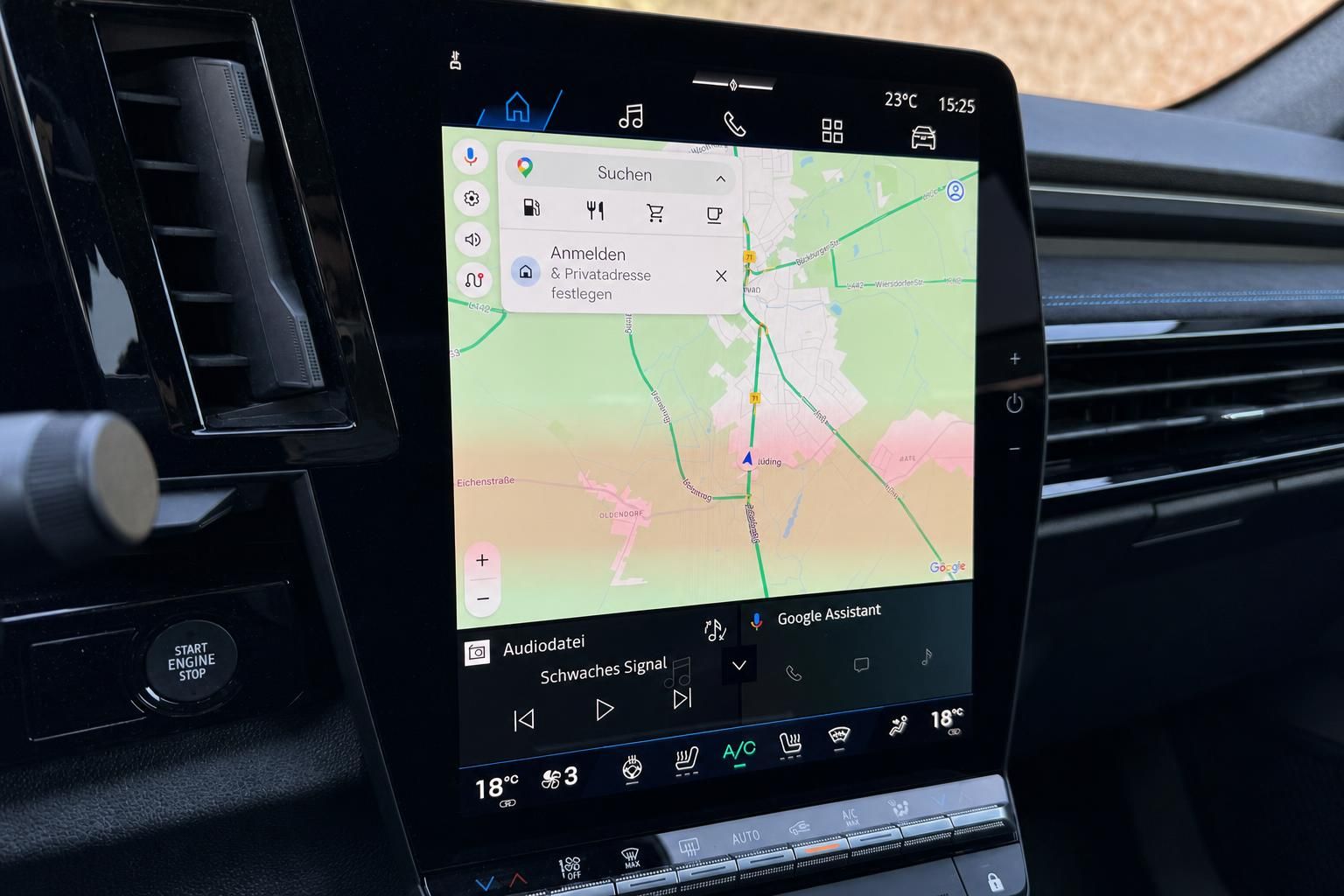 Renault Infotainment-System mit Navigationskarte und Touchscreen-Display