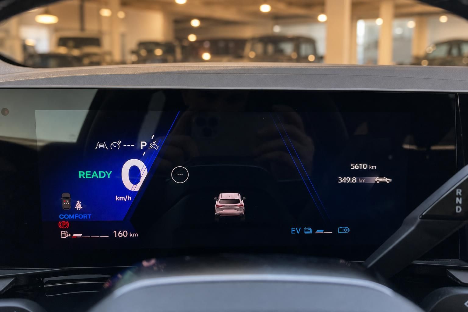 Renault digitales Armaturenbrett mit Geschwindigkeitsanzeige und Fahrzeugstatus