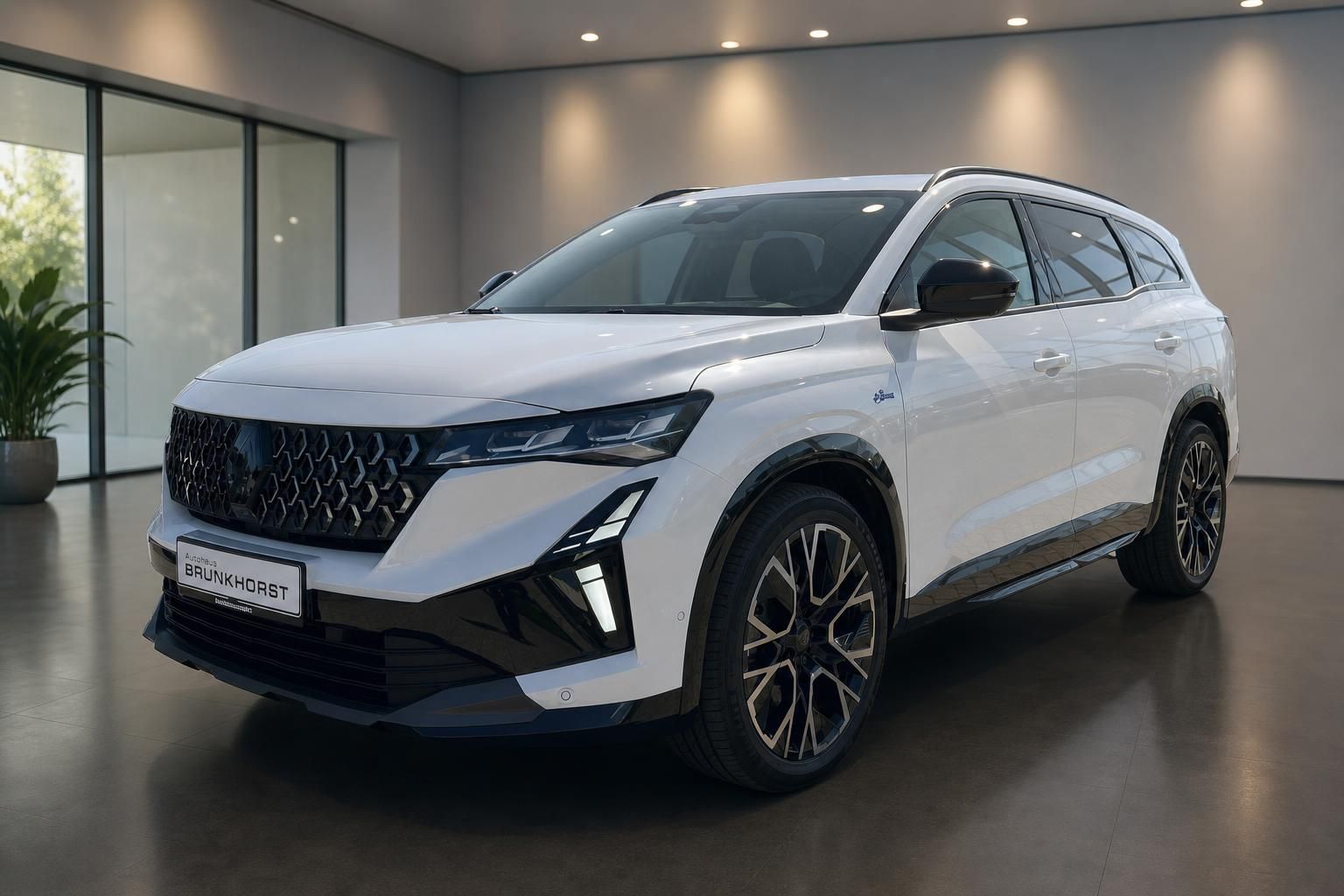 Renault SUV weiß Dreiviertel-Frontansicht im modernen Autohaus Showroom mit Panoramafenstern