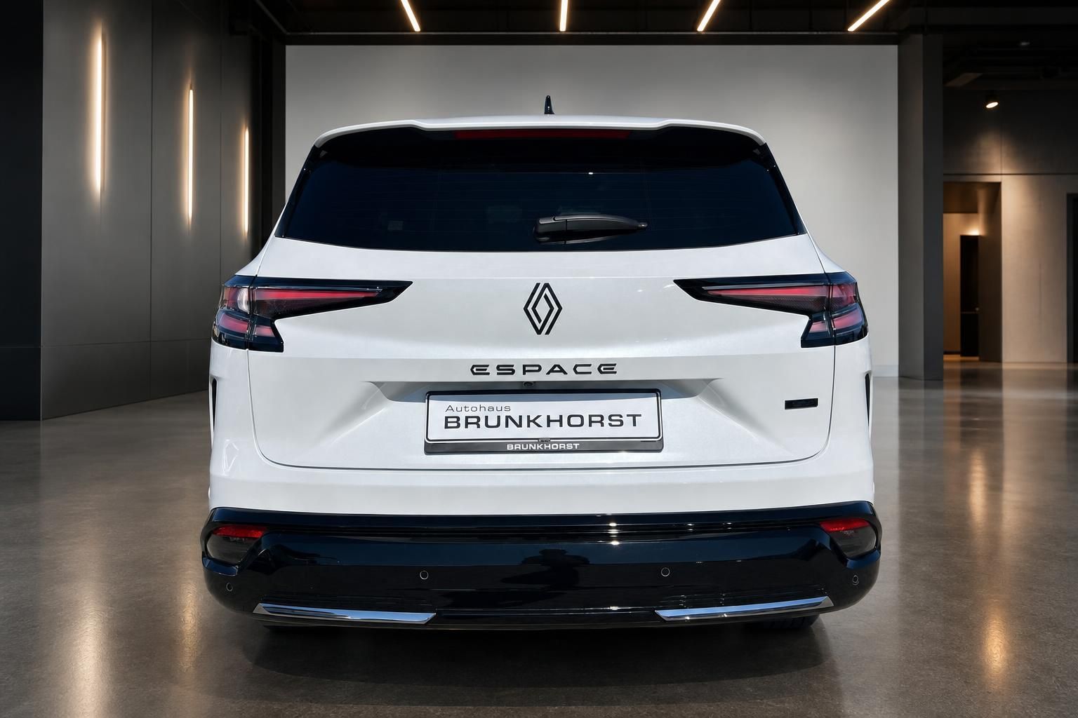 Renault Espace weißer SUV Heckansicht mit LED-Rückleuchten im Autohaus Brunkhorst Showroom