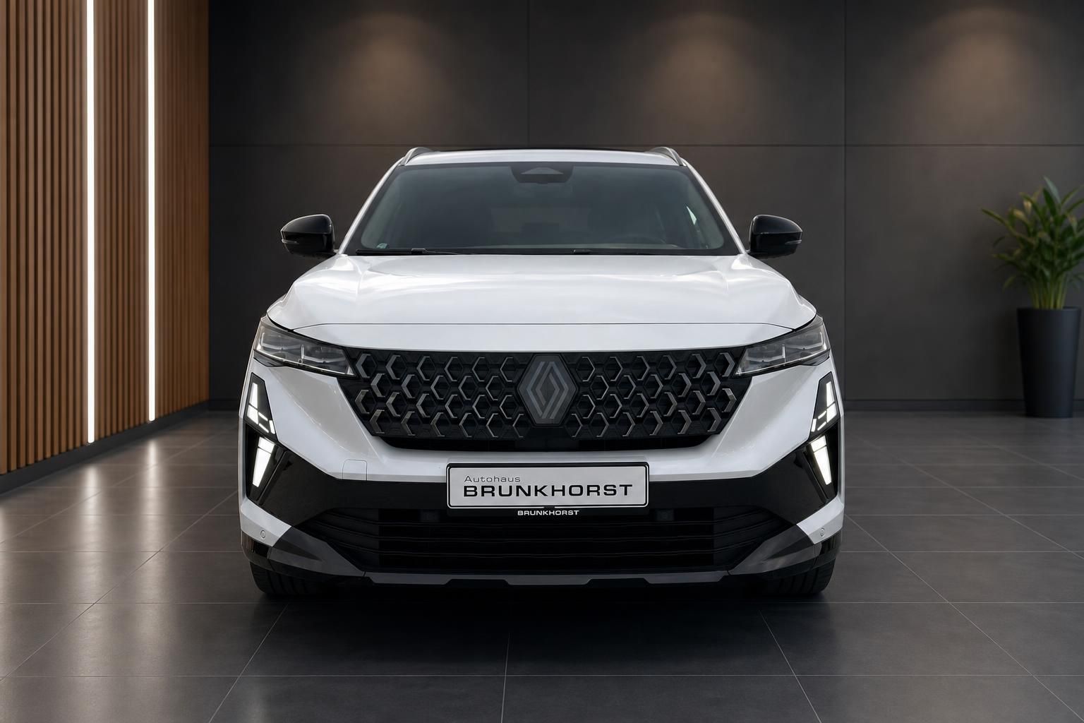 Renault weißer SUV Frontansicht mit charakteristischem Kühlergrill im Autohaus Brunkhorst