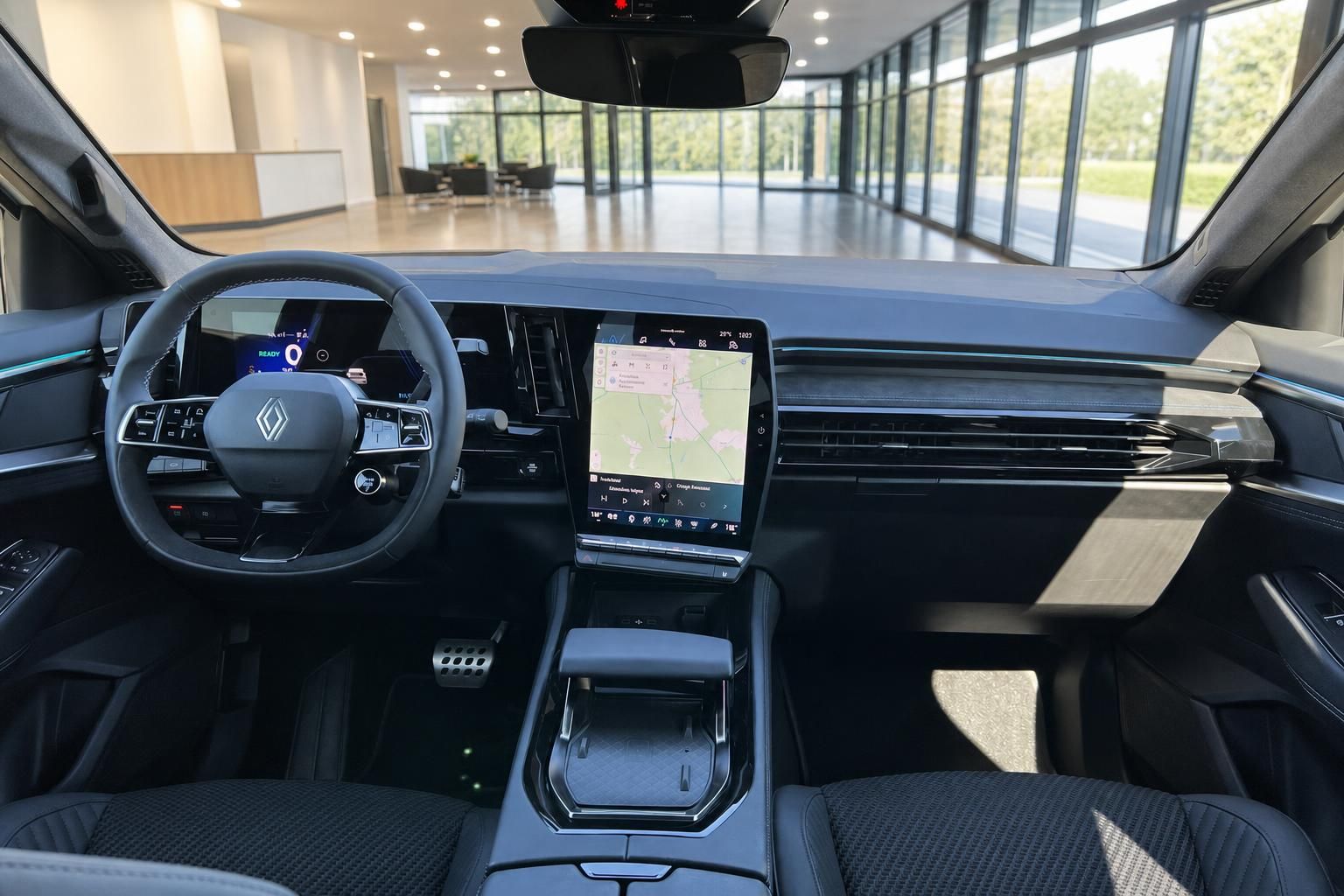 Renault Fahrzeug Cockpit Innenraum mit digitalem Display und modernem Armaturenbrett