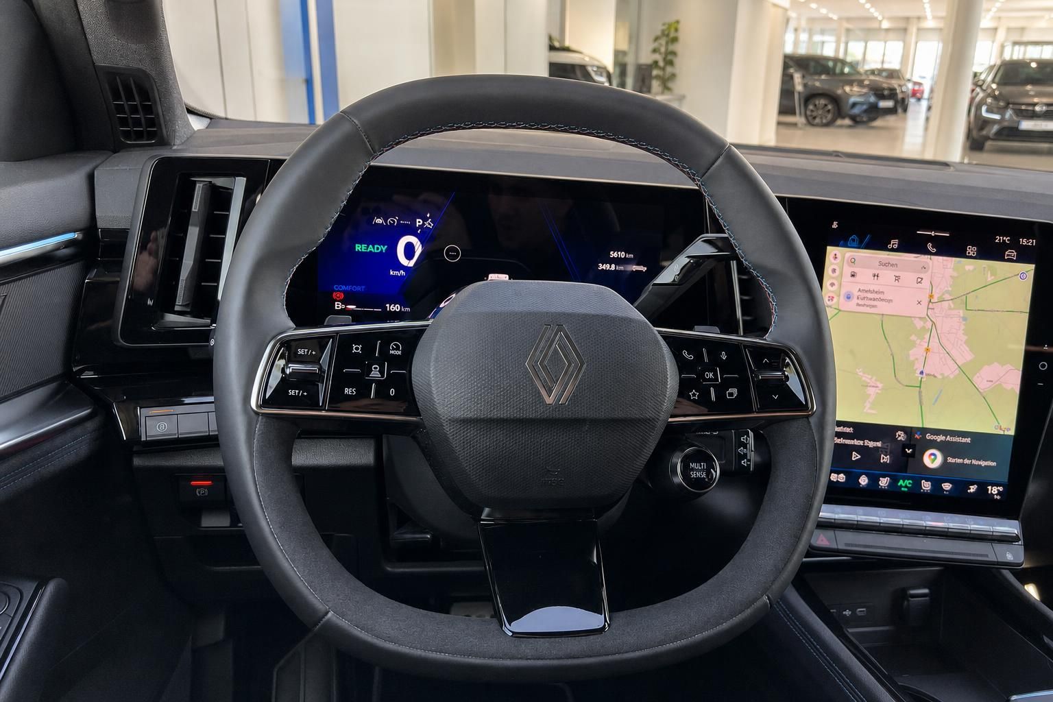 Renault Innenraum mit Lenkrad und digitalem Cockpit-Display im Autohaus