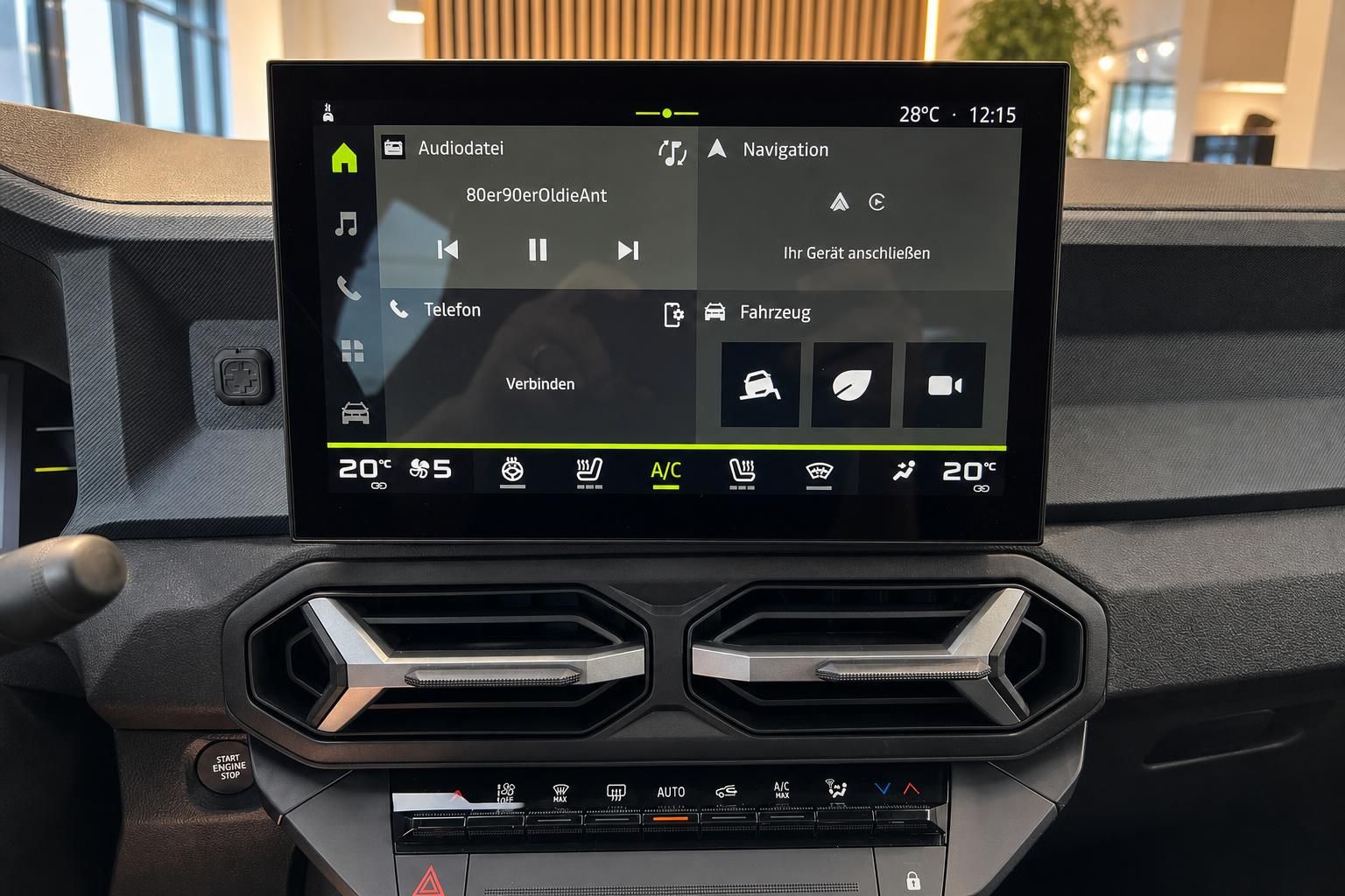 Infotainment-Touchscreen mit Navigation und Klimasteuerung im Cockpit