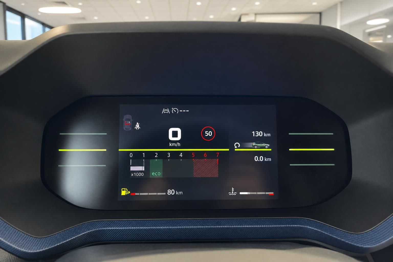 Digitales Kombiinstrument mit Tacho und Verbrauchsanzeige im Fahrzeug