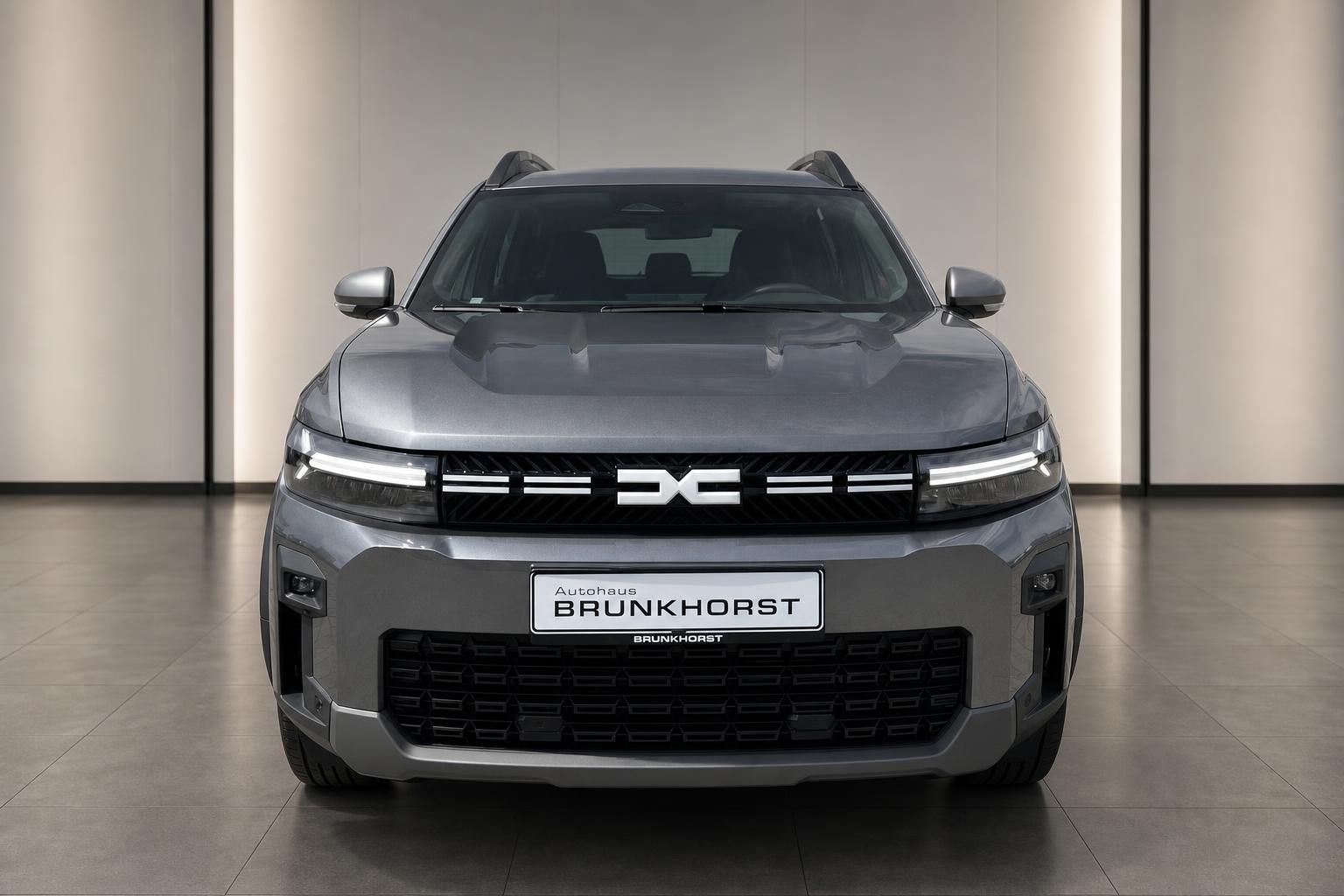 Dacia Bigster SUV Frontansicht direkt mit Kühlergrill im Autohaus