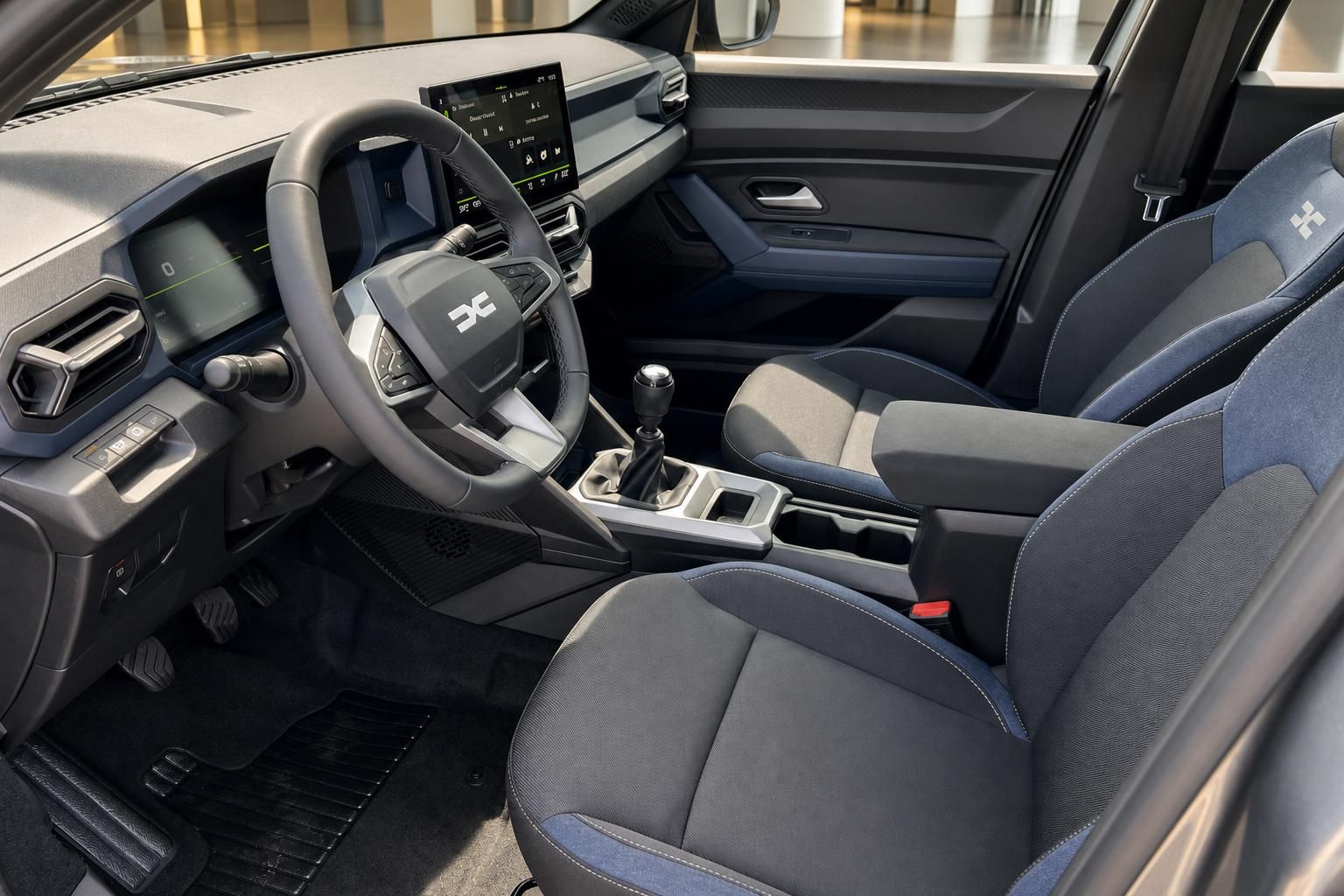 Innenraum Dacia Bigster mit Cockpit, Lenkrad und Sitzen in Blau-Schwarz