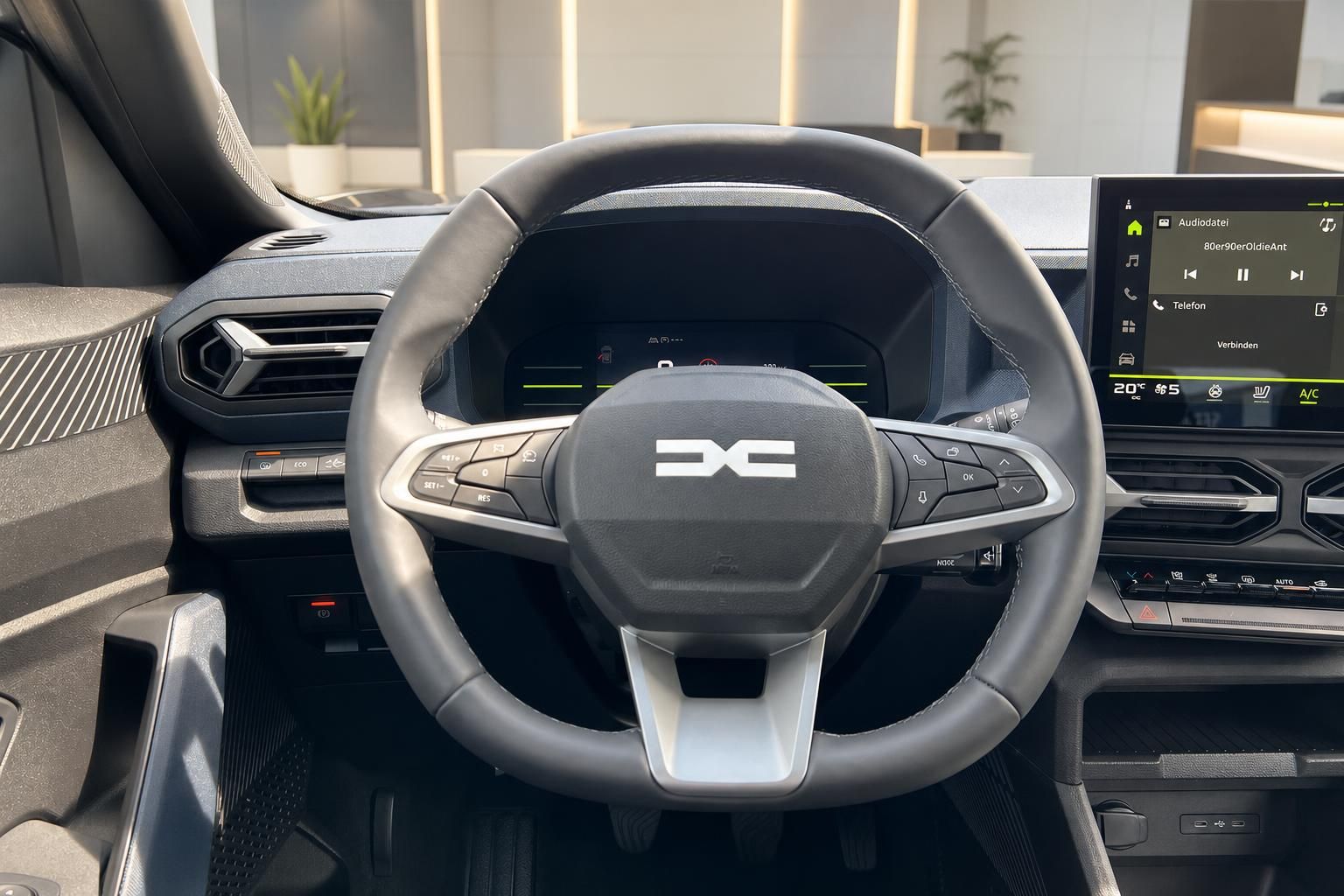 Dacia Lenkrad mit Multifunktionstasten und digitalem Tacho im Innenraum