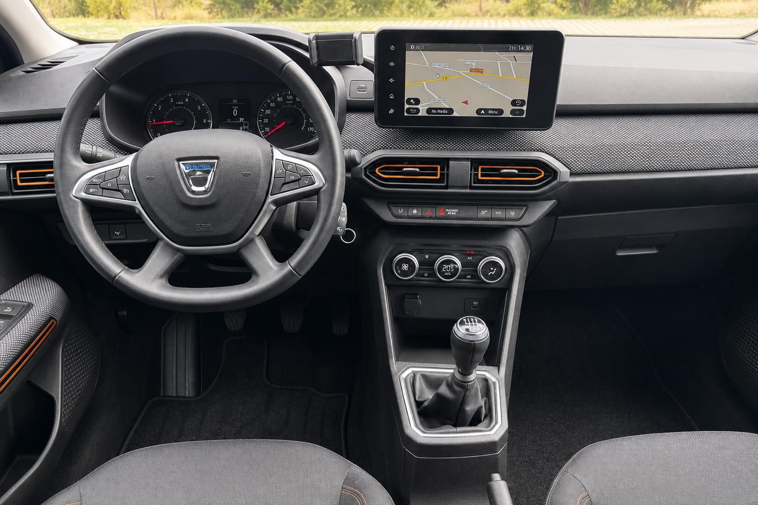 Dacia Cockpit mit Lenkrad, Navigationssystem und Schaltung im Innenraum