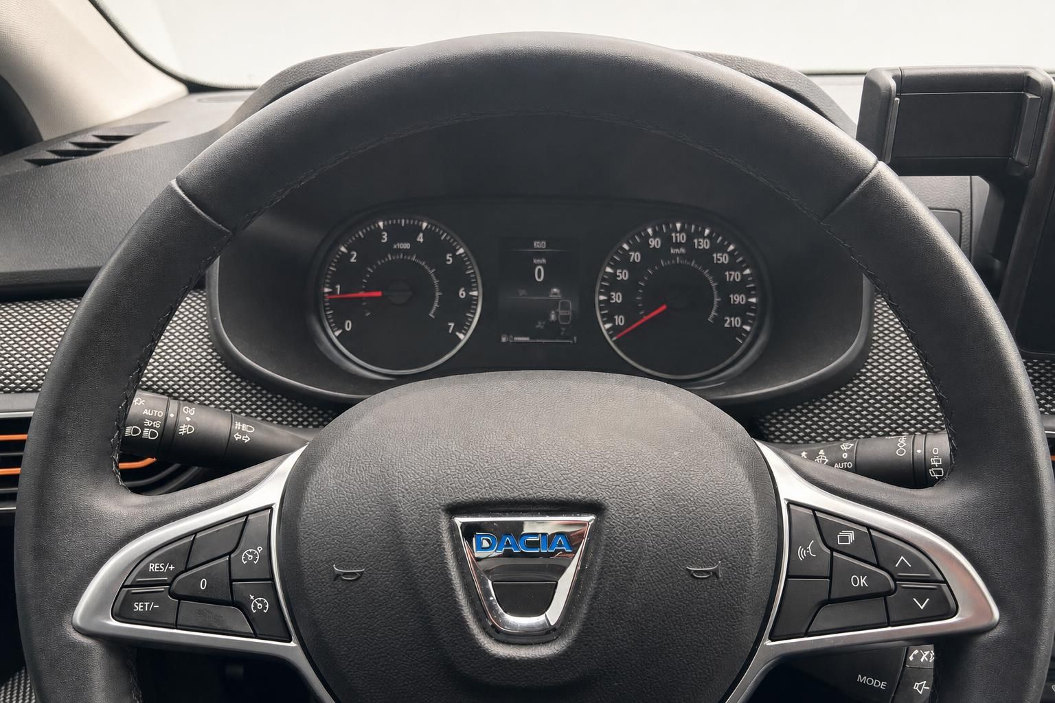 Dacia Lenkrad mit Tacho und Multifunktionstasten im Detail