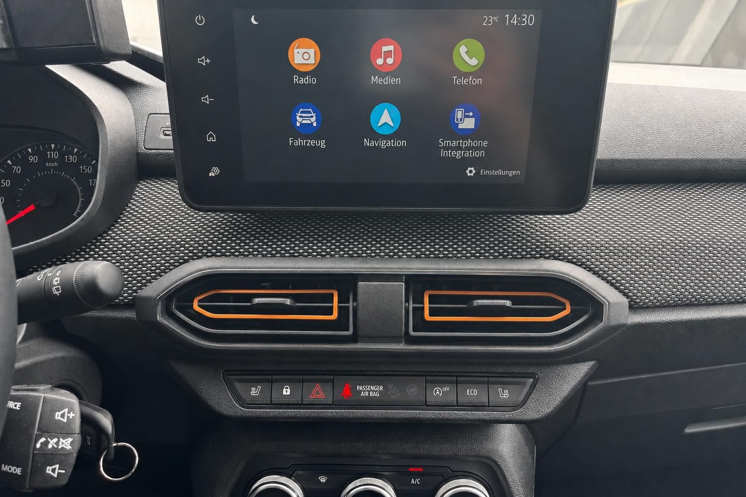 Dacia Infotainment Display mit Menü und Lüftungsdüsen im Cockpit