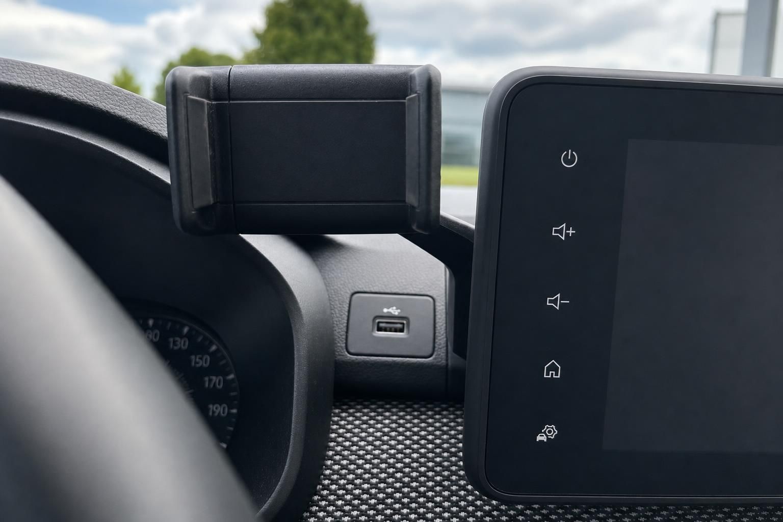 Dacia Handyhalterung und USB-Anschluss neben Infotainment Display