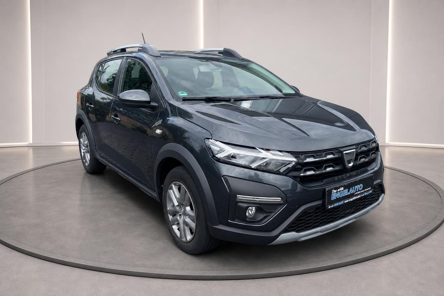 Dacia Sandero Stepway grau metallic Frontansicht seitlich Studio