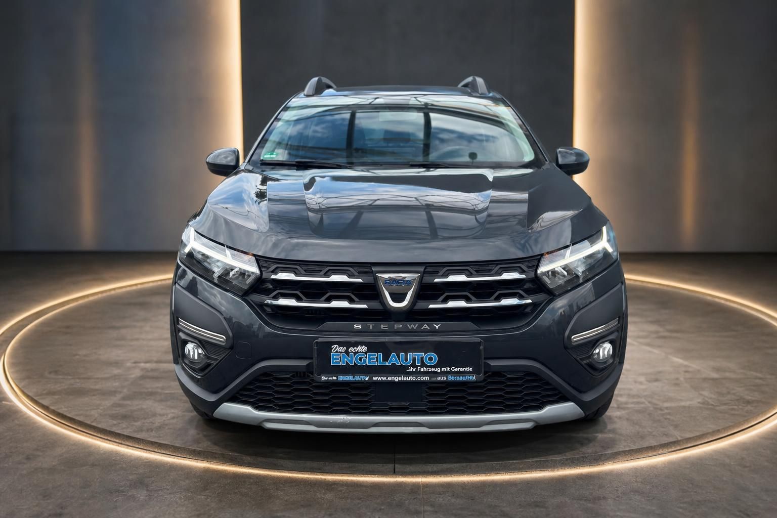 Dacia Sandero Stepway grau Frontansicht mit Kuehlergrill Detail