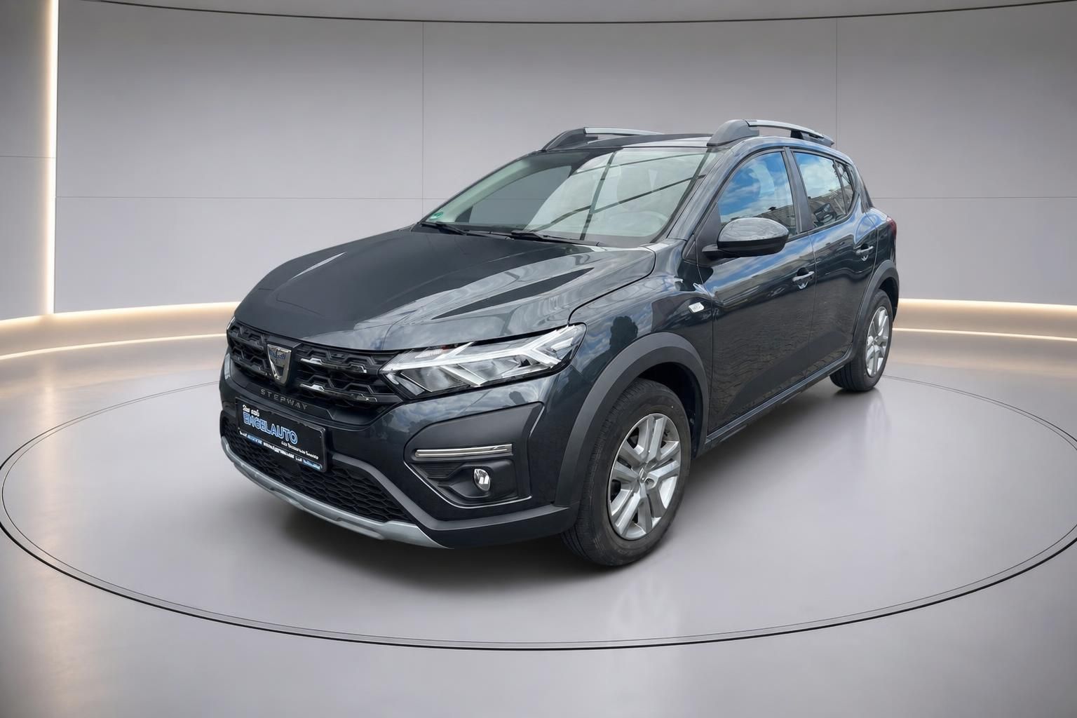 Dacia Sandero Stepway grau Frontansicht Studioaufnahme