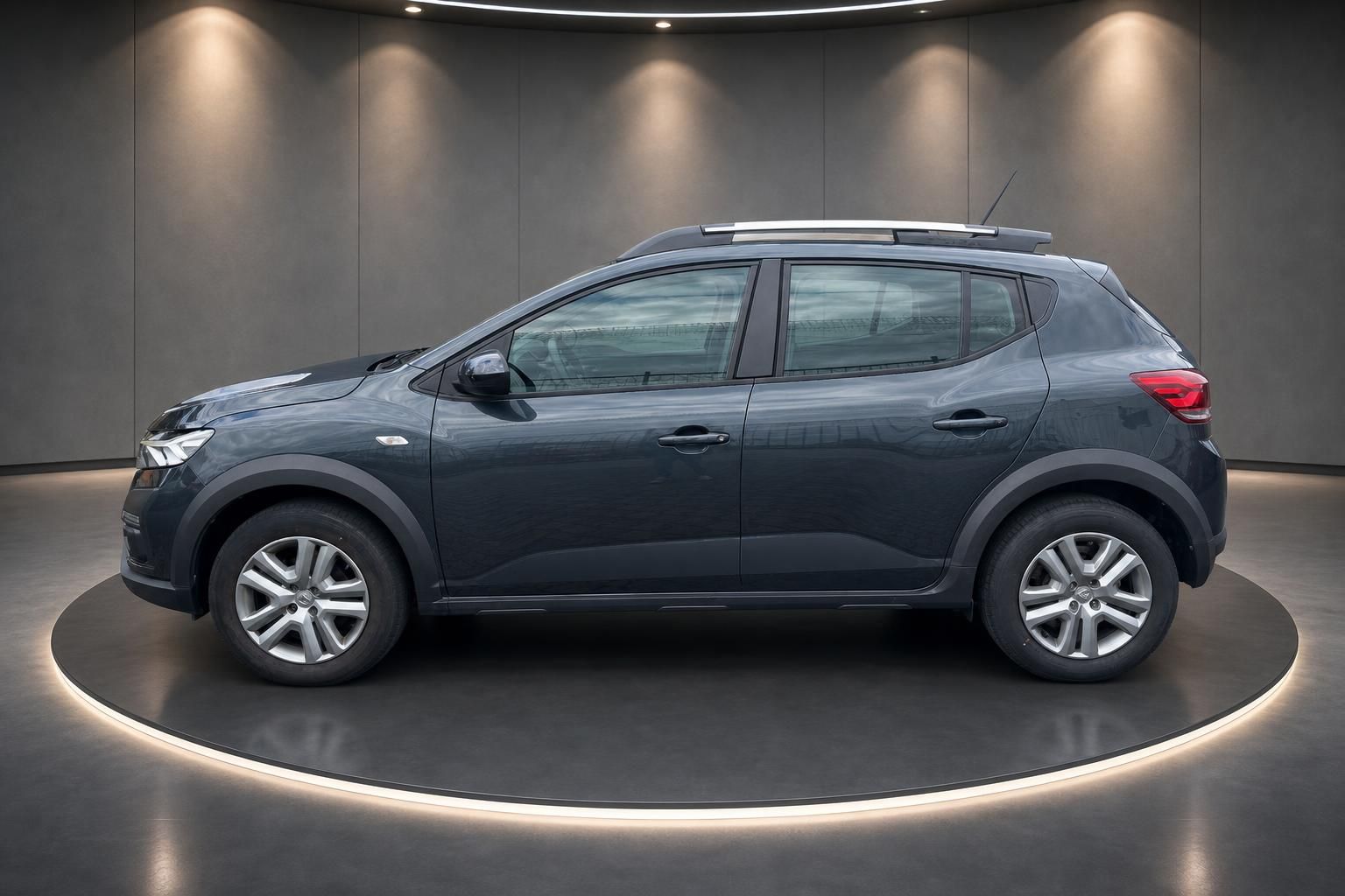 Dacia Sandero Stepway grau Seitenansicht Studiofoto