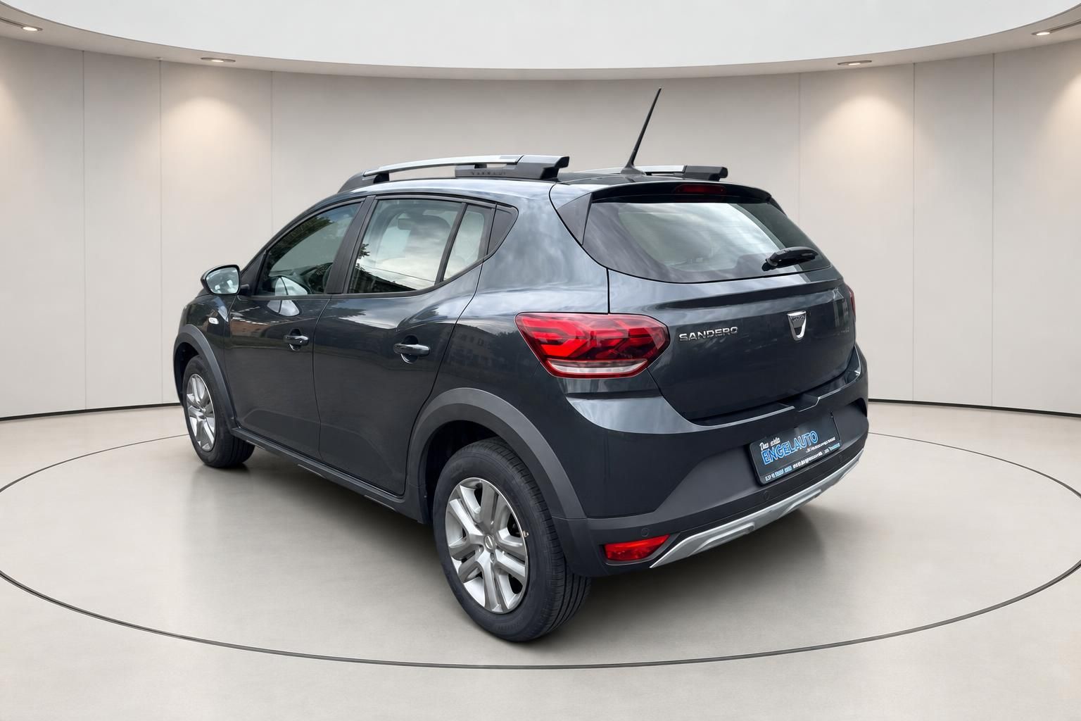 Dacia Sandero Stepway grau Heckansicht schraeg Studioaufnahme