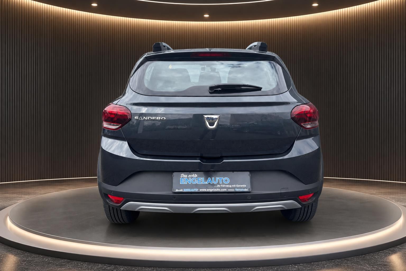 Dacia Sandero Stepway Heckansicht in Anthrazit auf Drehteller im Autohaus