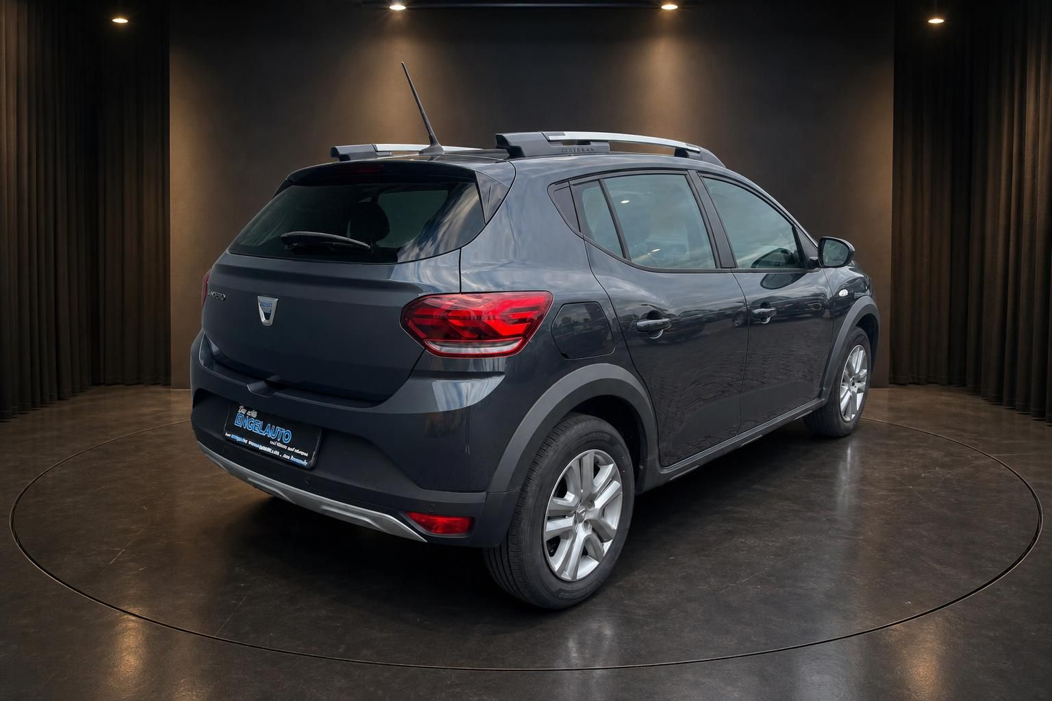 Dacia Sandero Stepway grau Heck-Seitenansicht mit Dachreling