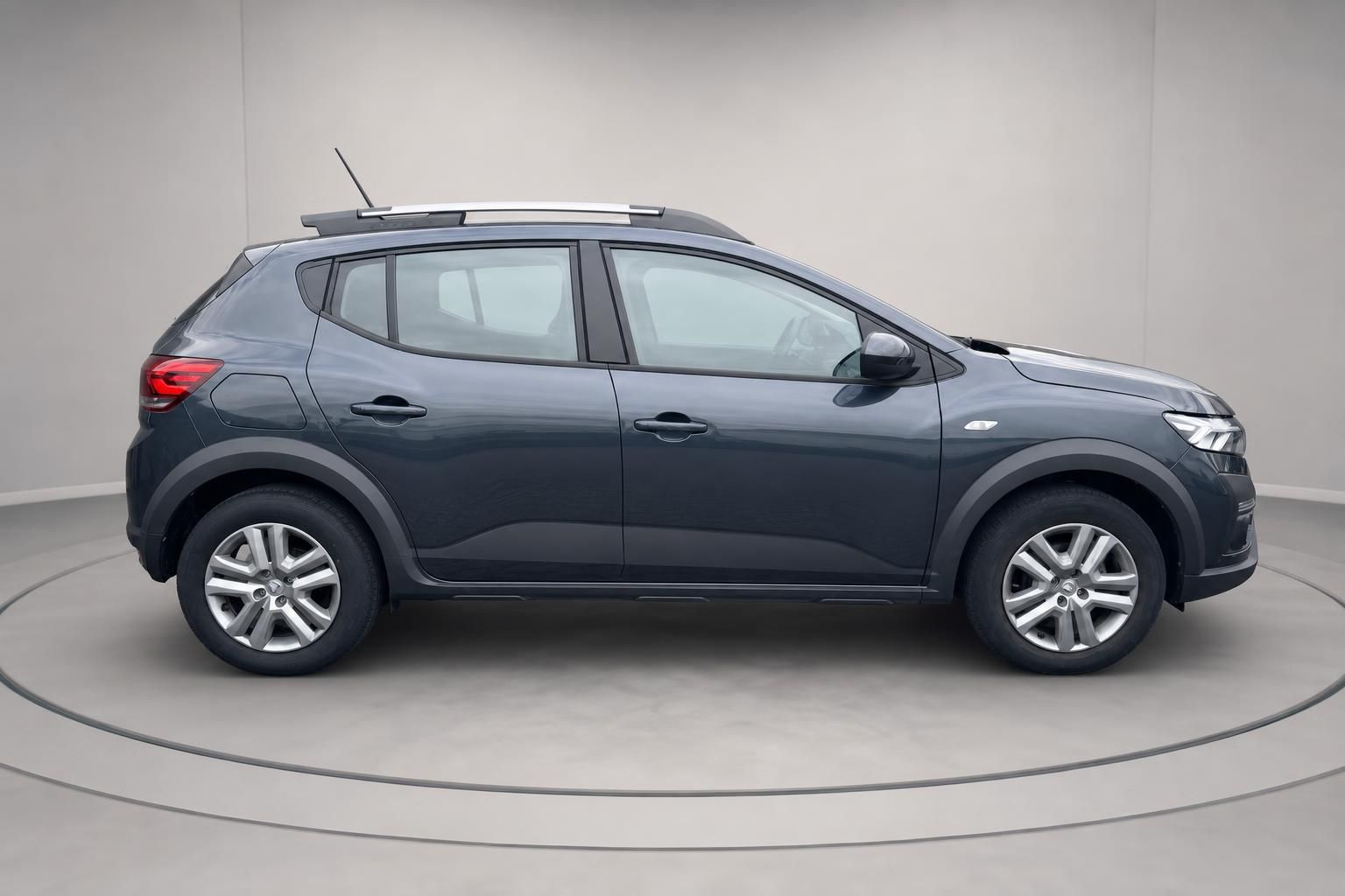 Dacia Sandero Stepway Seitenansicht grau mit Leichtmetallfelgen